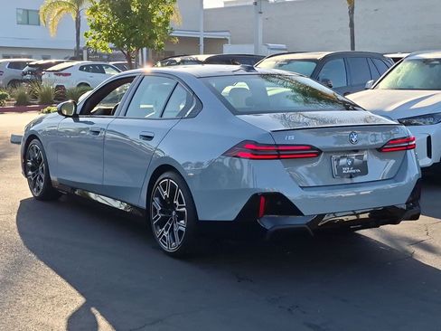 Used 2025 BMW i5 eDrive40i w/ M Sport Package RWD image 8