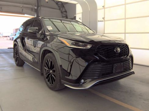 Used 2021 Toyota Highlander XSE FWD image 4