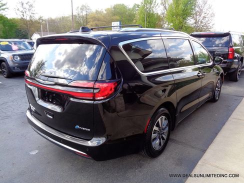 Used 2021 Chrysler Pacifica Touring-L FWD image 3
