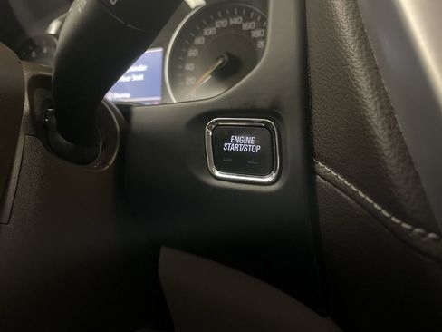 Used 2023 GMC Acadia SLE image 11