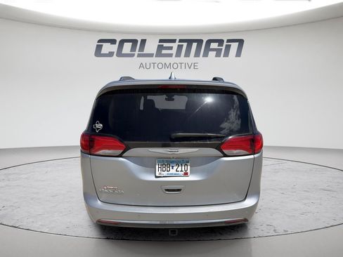 Used 2019 Chrysler Pacifica Touring-L FWD image 4