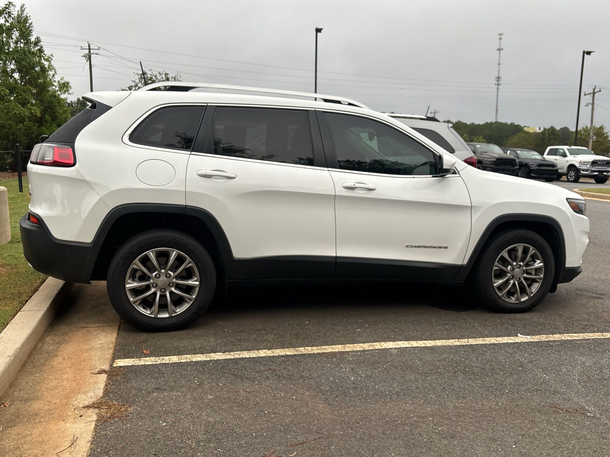 Used 2021 Jeep Cherokee Latitude Lux FWD image 3