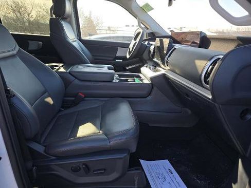 Used 2025 Ford Expedition Active image 3
