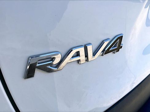 Used 2021 Toyota RAV4 LE AWD/4WD image 31