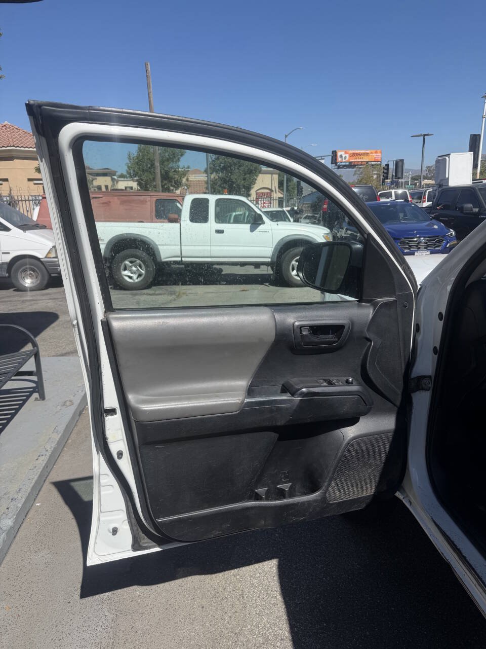 Used 2017 Toyota Tacoma SR RWD image 9