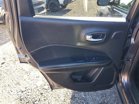 Used 2017 Jeep Compass Latitude w/ Popular Equipment Group image 31