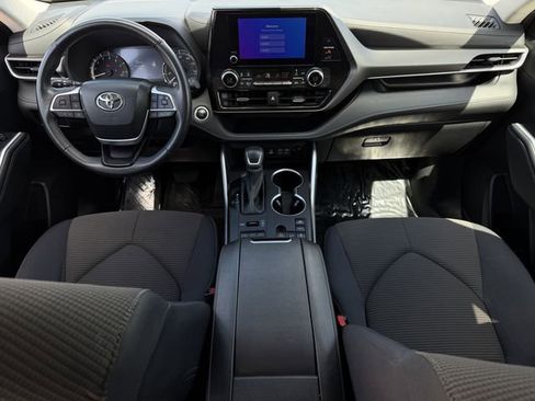 Used 2024 Toyota Highlander LE image 11