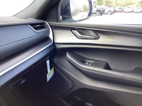 New 2025 Jeep Grand Cherokee L Laredo image 25