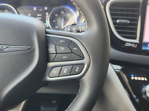 Used 2024 Chrysler Pacifica Touring-L FWD image 29