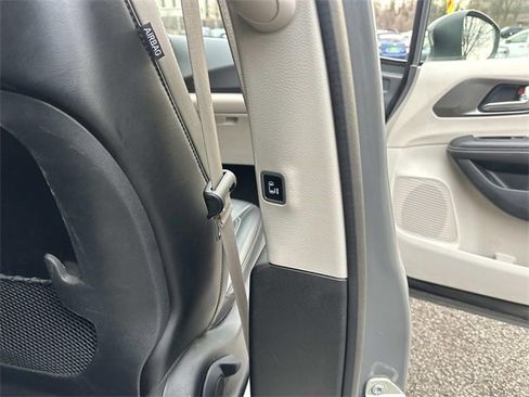 Certified 2023 Chrysler Pacifica Touring-L image 14