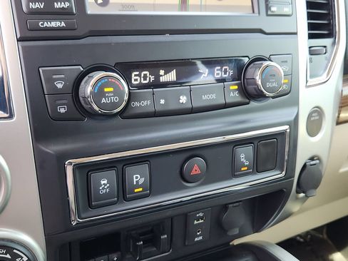 Used 2018 Nissan Titan SL w/ Chrome Package AWD/4WD image 10