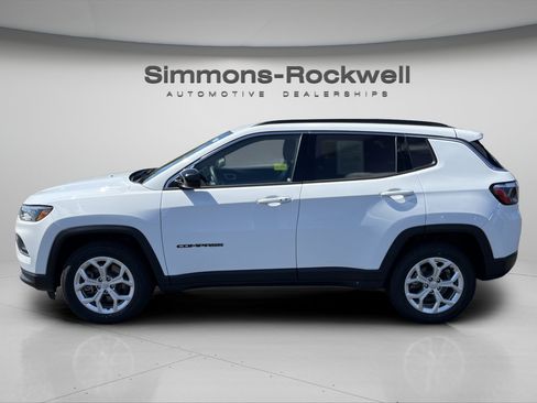 Used 2024 Jeep Compass Latitude AWD/4WD image 2
