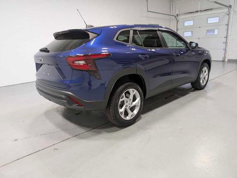 Used 2024 Chevrolet Trax LS w/ LS Convenience Package image 8