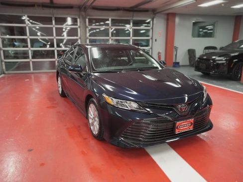 Certified 2018 Toyota Camry LE w/ Convenience Package image 2