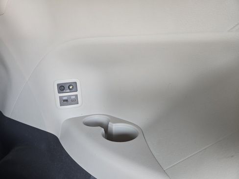 Used 2021 Toyota Sienna Limited image 12