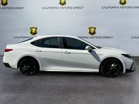 Used 2025 Toyota Camry SE w/ Convenience Package image 4