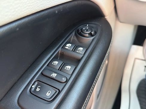 Used 2019 Jeep Compass Latitude FWD image 15