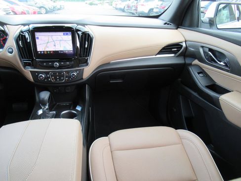 Used 2023 Chevrolet Traverse Premier FWD image 14