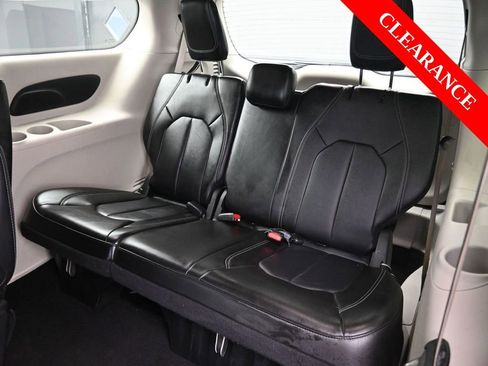 Used 2024 Chrysler Pacifica Touring-L image 19