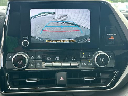 Used 2023 Toyota Highlander XLE FWD image 31