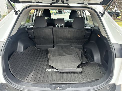 Used 2021 Toyota RAV4 LE AWD/4WD image 12