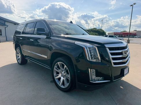 Used 2019 Cadillac Escalade Premium Luxury AWD/4WD image 28