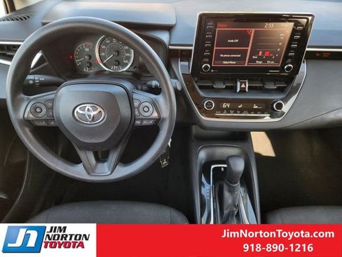 Used 2021 Toyota Corolla LE image 28