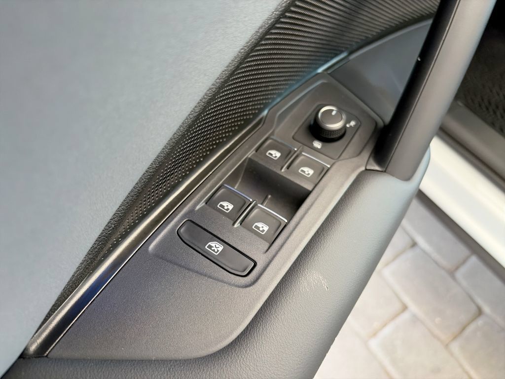 Certified 2025 Volkswagen Tiguan SE AWD/4WD image 12