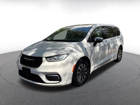 Used 2023 Chrysler Pacifica Limited FWD image 3