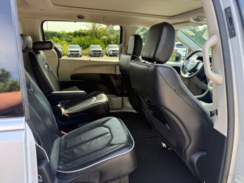 Used 2023 Chrysler Pacifica Limited FWD image 17