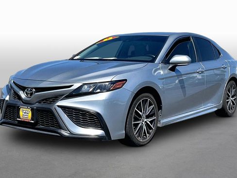 Used 2022 Toyota Camry SE FWD image 1