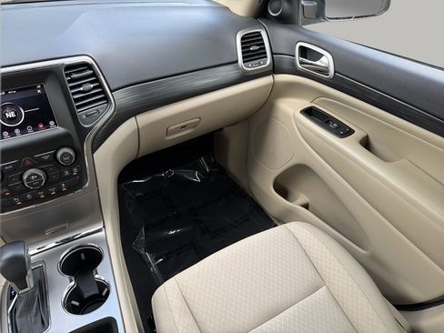Used 2019 Jeep Grand Cherokee Laredo RWD image 15