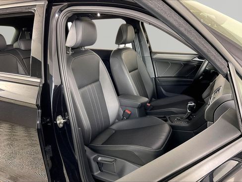 Used 2023 Volkswagen Tiguan SE image 12