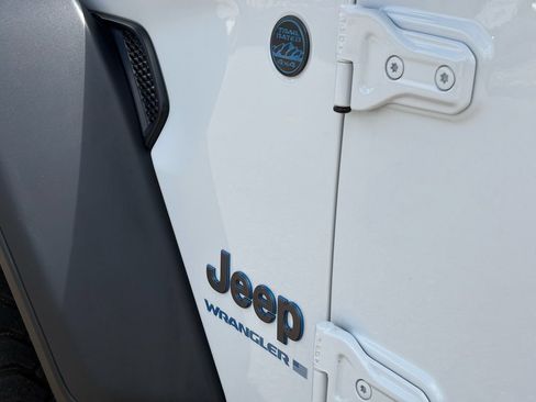 Used 2024 Jeep Wrangler Unlimited AWD/4WD image 11