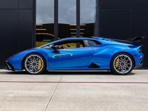 Used 2022 Lamborghini Huracan STO RWD image 2