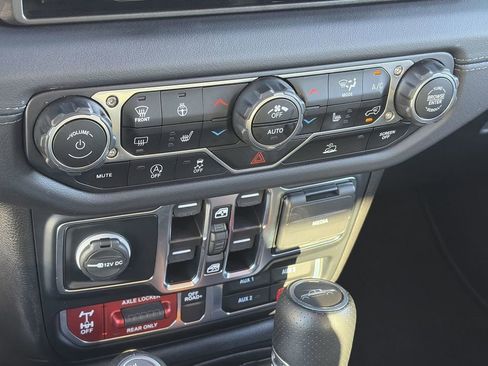 Used 2024 Jeep Gladiator Mojave w/ Technology Group AWD/4WD image 24