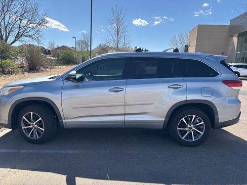 Used 2017 Toyota Highlander XLE w/ Carpet Mat Package image 1