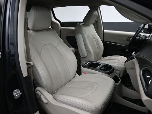 Used 2021 Chrysler Pacifica Touring-L image 28