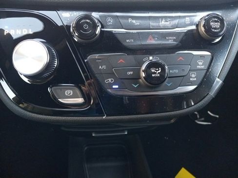 New 2026 Chrysler Pacifica Select image 7