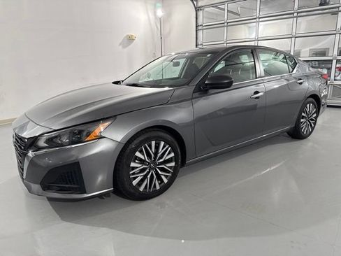 Used 2024 Nissan Altima 2.5 SV FWD image 3