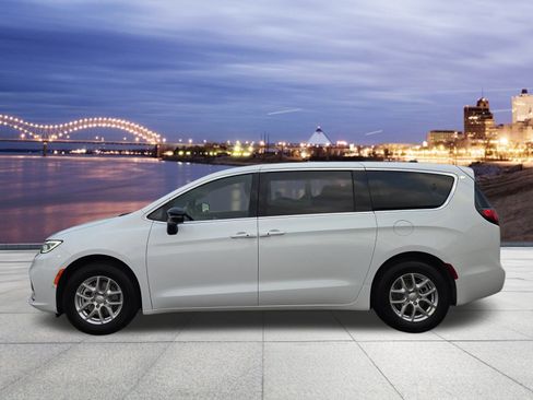 New 2026 Chrysler Pacifica Select image 2
