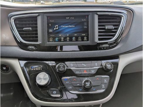 Used 2018 Chrysler Pacifica LX FWD image 22