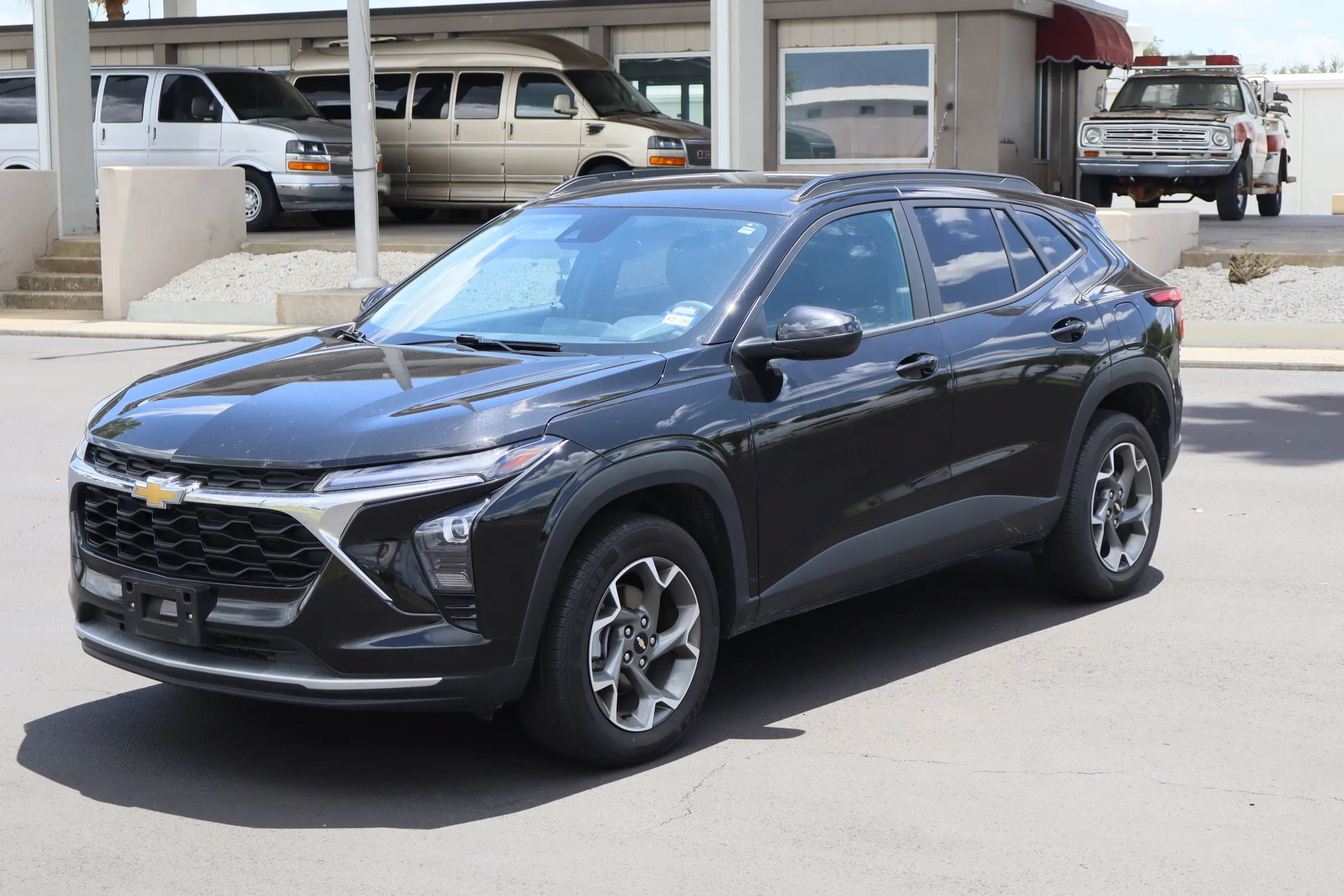 Used 2025 Chevrolet Trax LT FWD image 3