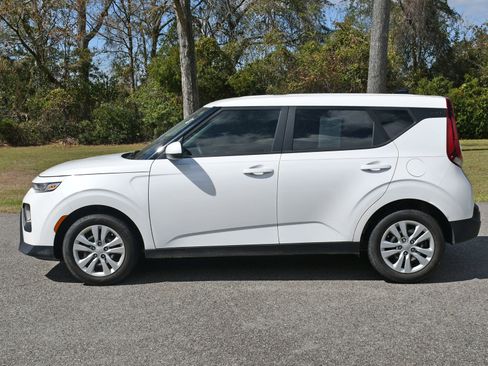 Used 2022 Kia Soul LX image 2