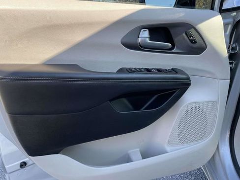 Used 2024 Chrysler Pacifica Touring-L image 16