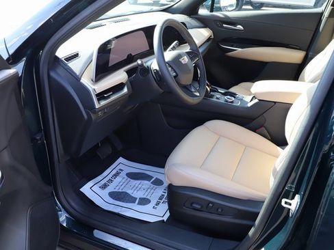 Used 2024 Cadillac XT4 Luxury w/ Cold Weather Package image 11