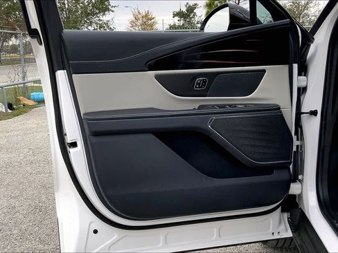 Used 2024 Lincoln Nautilus Premier image 20