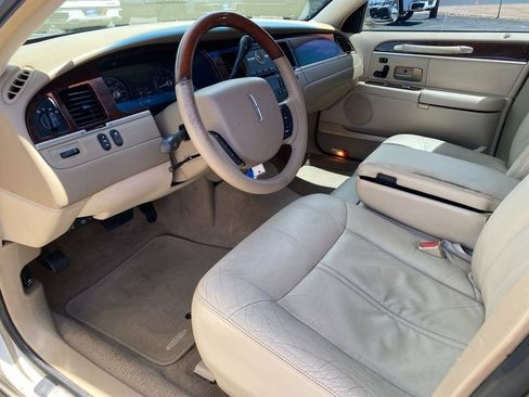 Used 2008 Lincoln Town Car Signature Limited RWD image 16