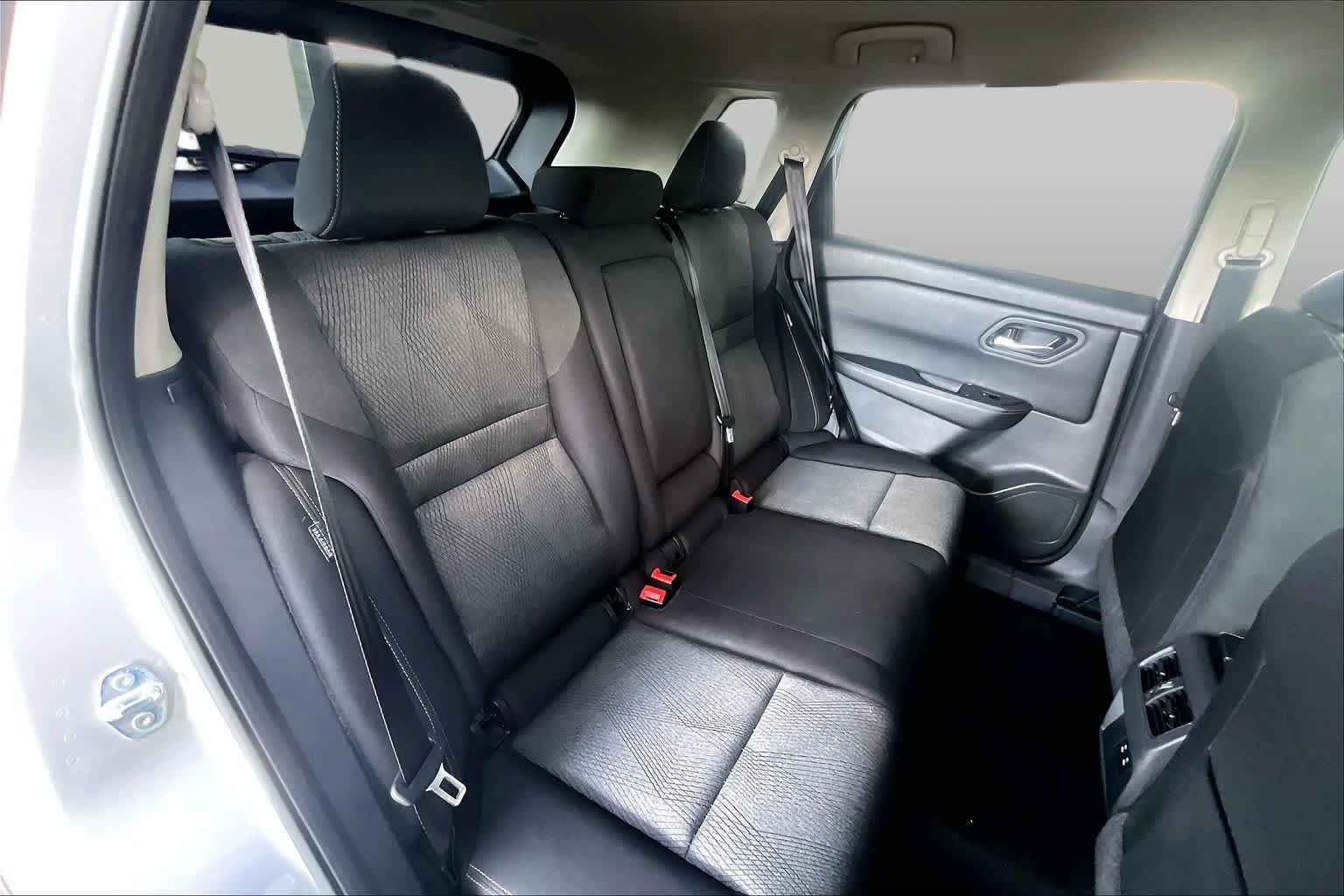 Used 2025 Nissan Rogue SV FWD image 40