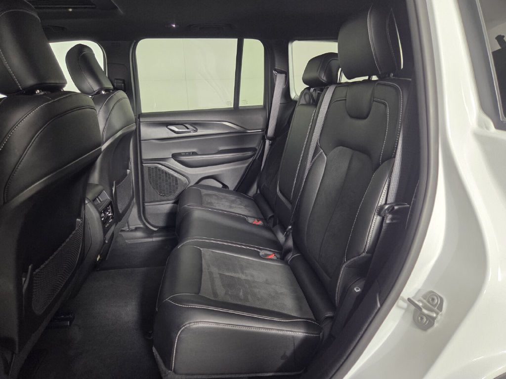 Used 2025 Jeep Grand Cherokee Altitude AWD/4WD image 23